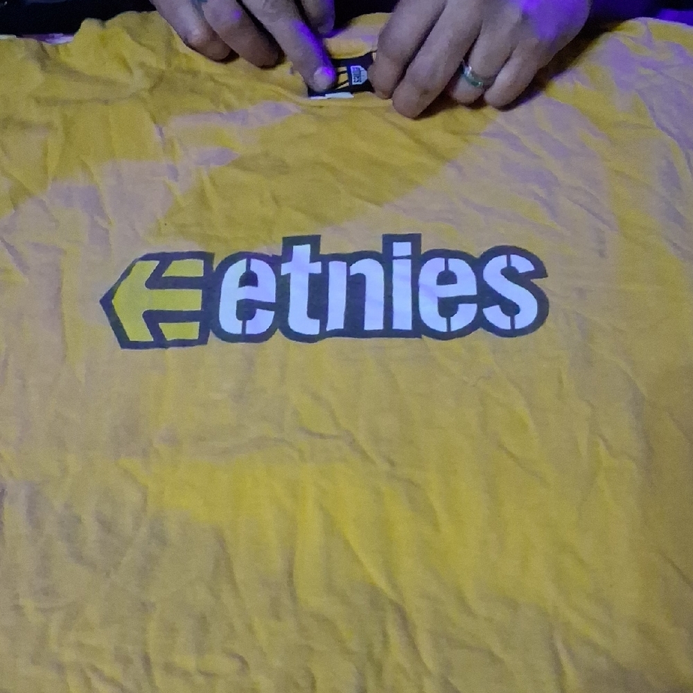 VINTAGE Orginal Etnies Golden Tee with Logo. Med.